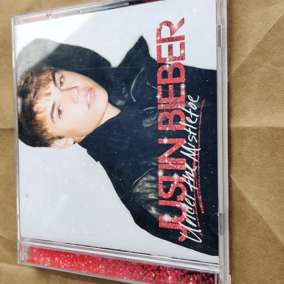 Justin Bieber under the mistletoe - Picture 1 of 6